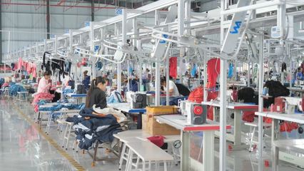 浙泰轻纺城 生产车间制衣忙，针织品带动就业促增收